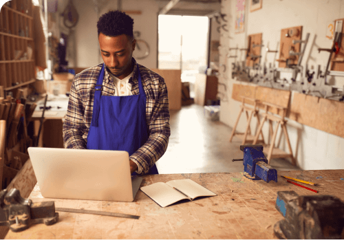 Man on laptop revewing no standing charge tariffs.